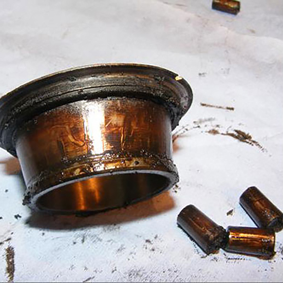 Axial lines on the surface of a bearing roller caused by sliding during disassembly